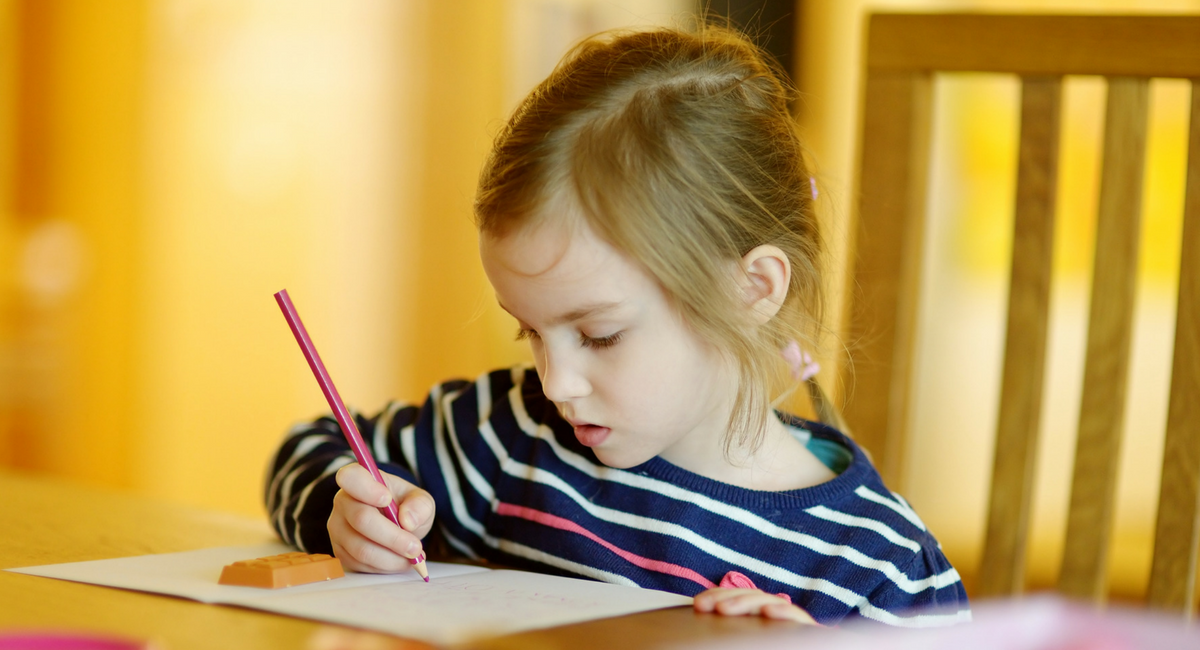 Weekend school. Children studying. Застенчивость ребенка на учебе. Маленькая девочка рисует. Школа личностного развития для детей.